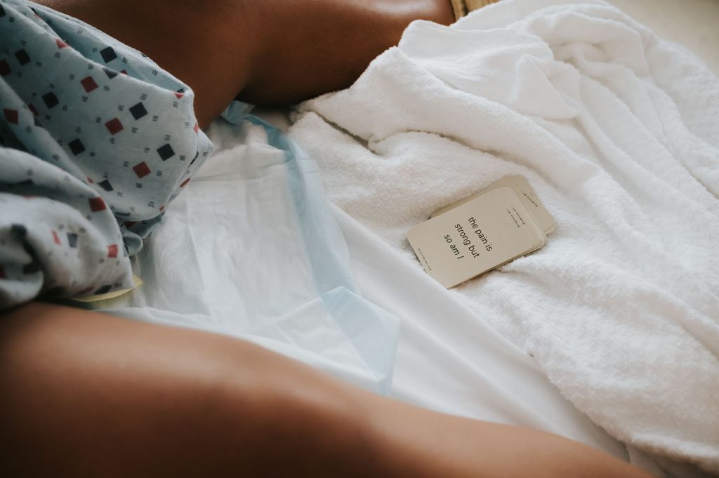 birth affirmation card that reads the pain is strong but so am I